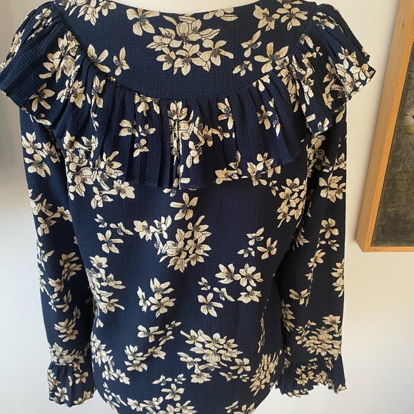 3/$12 Beautiful detailed floral blouse - Picture 5 of 8